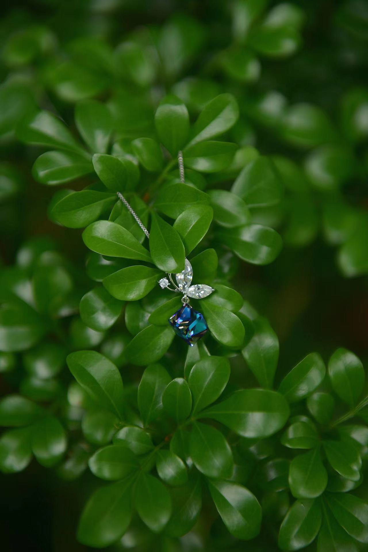 BLUE CRYSTAL BUTTERFLY DECORATIVE NECKLACE