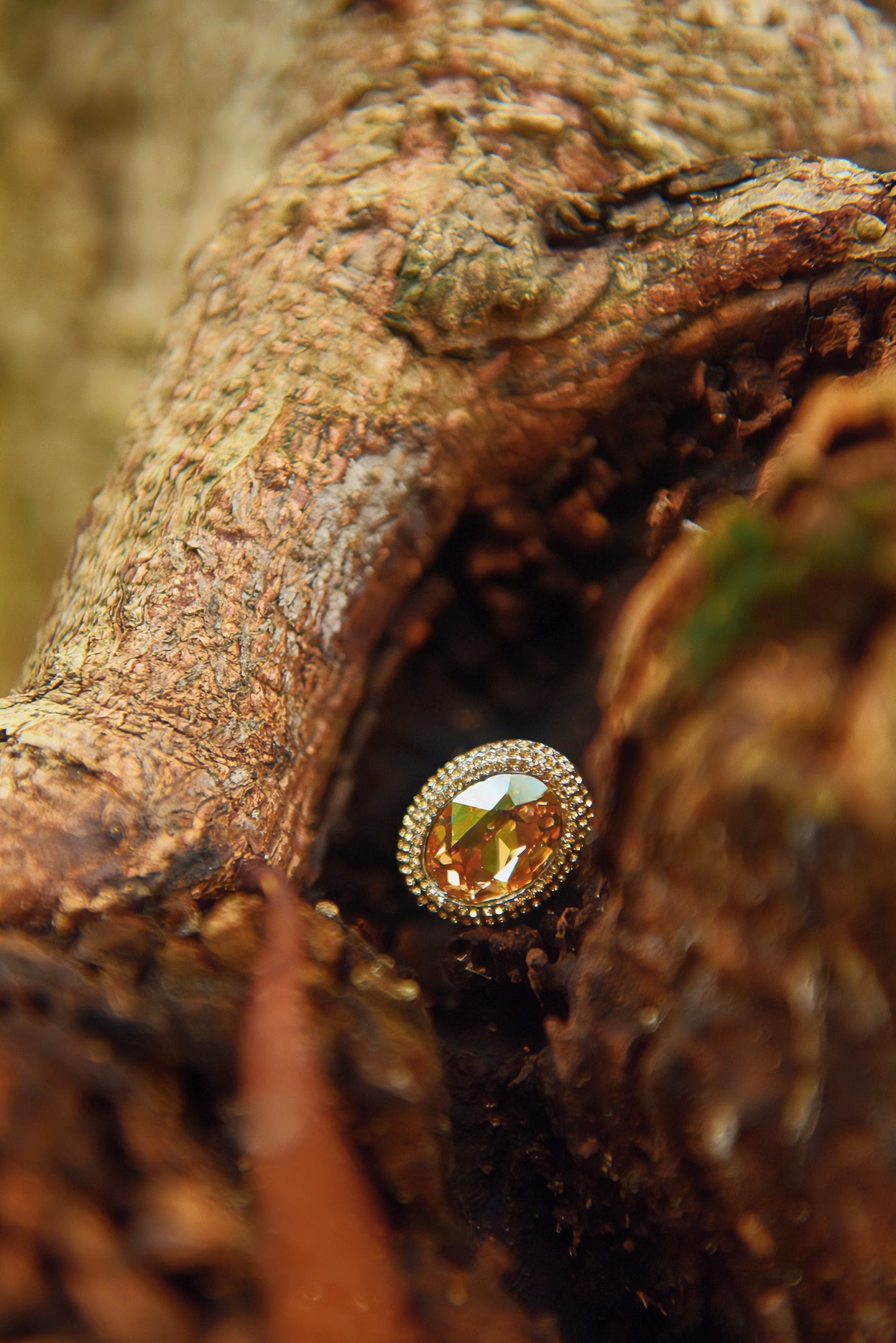 LUXURIOUS OVAL CRYSTAL RING