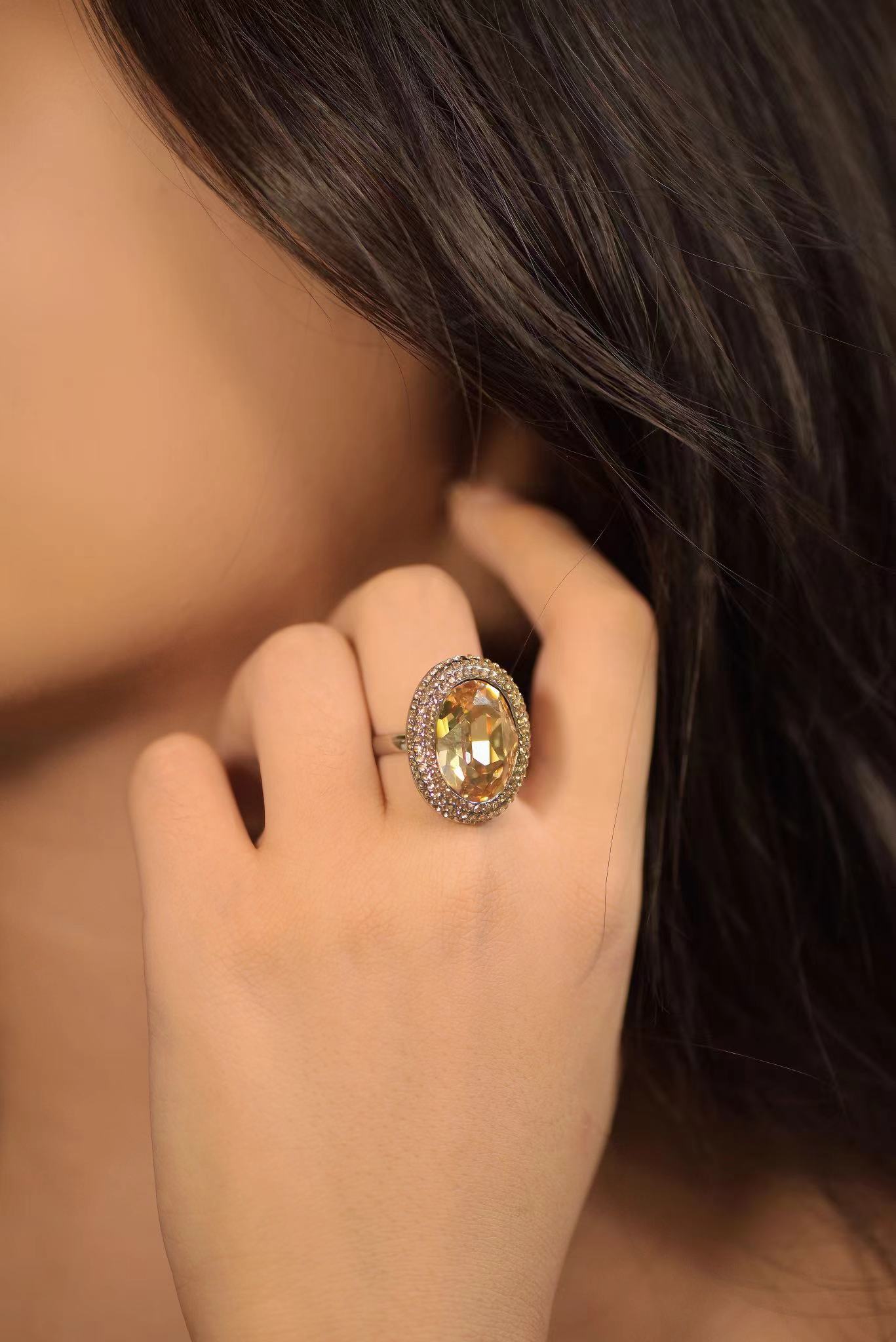 LUXURIOUS OVAL CRYSTAL RING